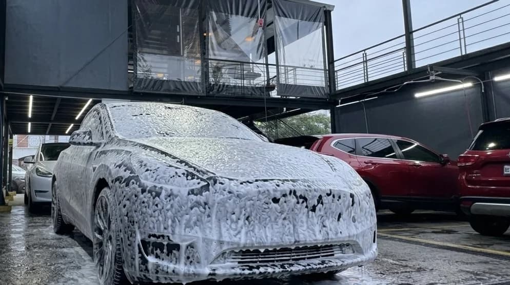 El mismo auto cubierto de espuma durante el lavado